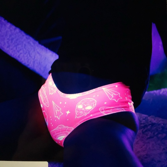 Electric threads rave shorts glow in the dark - Picture 2 of 4